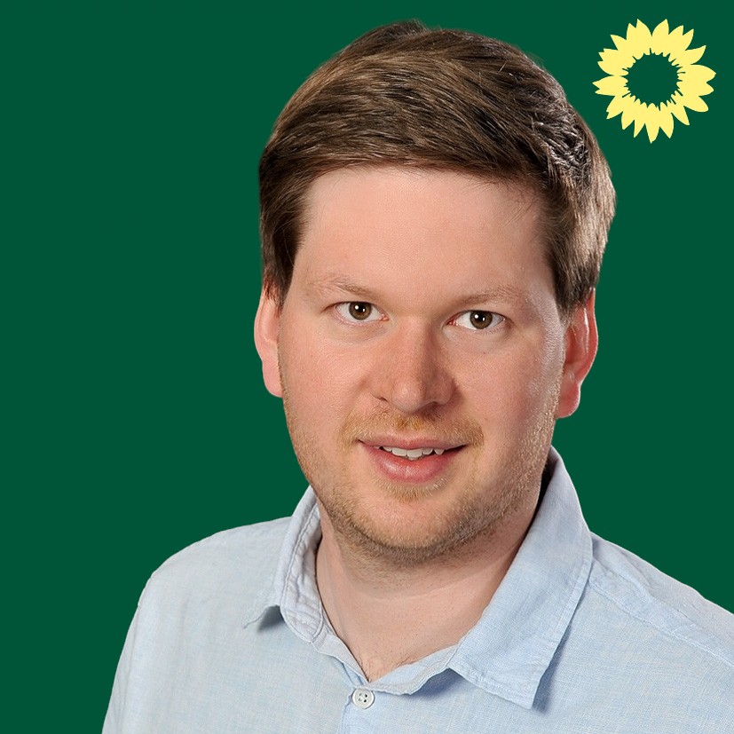 Bild Martin Schrode mit Grüne-Logo